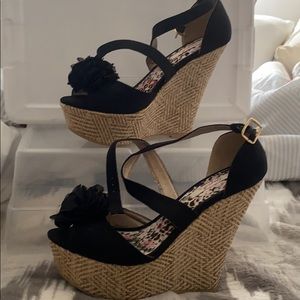 Black wedges